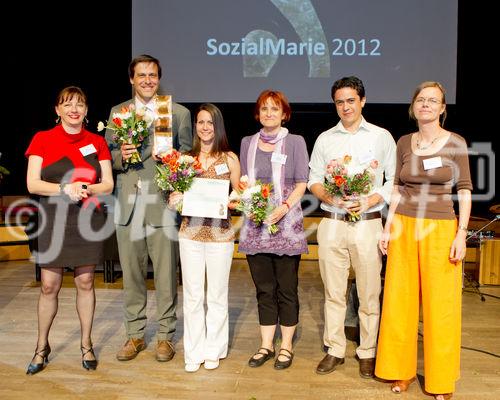  (c) fotodienst/Anna Rauchenberger - Wien, am 01.05.2012 – Die SozialMarie, ein Preis, der soziale Innovation auszeichnet, wurde heuer zum achten Mal  von der Unruhe Privatstiftung vergeben. Auch diesmal bewarben sich Teilnehmer aus Österreich sowie aus dem benachbarten Ausland um den begehrten Preis. FOTO v.l. Birgit Schörg, Jurymitglied, Gewinner des 3. Preises: ProjektvertreterInnen 