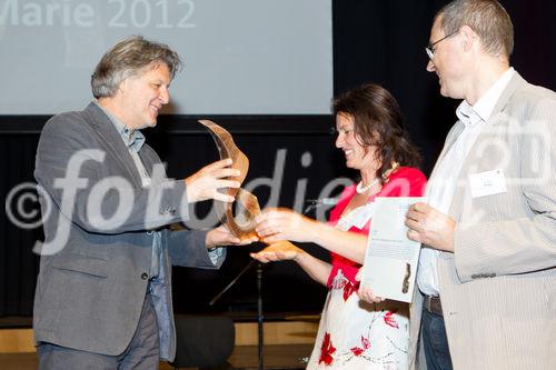  (c) fotodienst/Anna Rauchenberger - Wien, am 01.05.2012 – Die SozialMarie, ein Preis, der soziale Innovation auszeichnet, wurde heuer zum achten Mal  von der Unruhe Privatstiftung vergeben. Auch diesmal bewarben sich Teilnehmer aus Österreich sowie aus dem benachbarten Ausland um den begehrten Preis. FOTO v.l. Josef M. Weber, Jurymitglied, überreicht den 2. Preis an ProjektvertreterInnen 