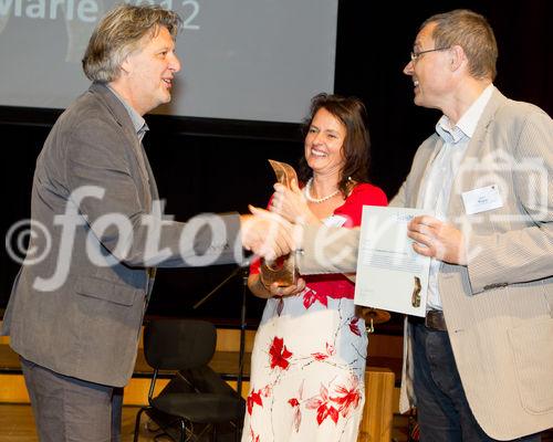  (c) fotodienst/Anna Rauchenberger - Wien, am 01.05.2012 – Die SozialMarie, ein Preis, der soziale Innovation auszeichnet, wurde heuer zum achten Mal  von der Unruhe Privatstiftung vergeben. Auch diesmal bewarben sich Teilnehmer aus Österreich sowie aus dem benachbarten Ausland um den begehrten Preis. FOTO v.l. Josef M. Weber, Jurymitglied, überreicht den 2. Preis an ProjektvertreterInnen 