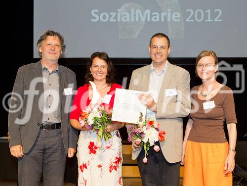  (c) fotodienst/Anna Rauchenberger - Wien, am 01.05.2012 – Die SozialMarie, ein Preis, der soziale Innovation auszeichnet, wurde heuer zum achten Mal  von der Unruhe Privatstiftung vergeben. Auch diesmal bewarben sich Teilnehmer aus Österreich sowie aus dem benachbarten Ausland um den begehrten Preis. FOTO v.l. Josef M. Weber, Jurymitglied, mit den Gewinnern des 2. Preises, ProjektvertreterInnen  