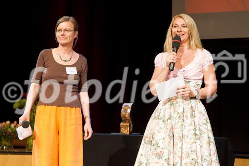  (c) fotodienst/Anna Rauchenberger - Wien, am 01.05.2012 – Die SozialMarie, ein Preis, der soziale Innovation auszeichnet, wurde heuer zum achten Mal  von der Unruhe Privatstiftung vergeben. Auch diesmal bewarben sich Teilnehmer aus Österreich sowie aus dem benachbarten Ausland um den begehrten Preis. FOTO v.l. Petra Radeschnig, Jurymitglied, Barbara van Melle, Moderation: