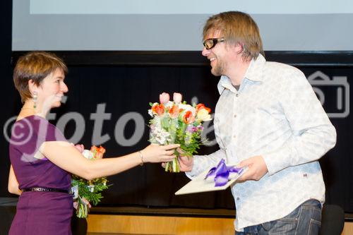  (c) fotodienst/Anna Rauchenberger - Wien, am 01.05.2012 – Die SozialMarie, ein Preis, der soziale Innovation auszeichnet, wurde heuer zum achten Mal  von der Unruhe Privatstiftung vergeben. Auch diesmal bewarben sich Teilnehmer aus Österreich sowie aus dem benachbarten Ausland um den begehrten Preis. FOTO v.l. Übergabe von Urkunden und Blumen an Projektvertreter der Publikumspreise: