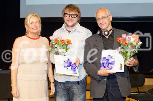  (c) fotodienst/Anna Rauchenberger - Wien, am 01.05.2012 – Die SozialMarie, ein Preis, der soziale Innovation auszeichnet, wurde heuer zum achten Mal  von der Unruhe Privatstiftung vergeben. Auch diesmal bewarben sich Teilnehmer aus Österreich sowie aus dem benachbarten Ausland um den begehrten Preis. FOTO v.l. Wanda Moser-Heindl, Stifterin der Unruhe Privatstiftung, Projektvertreter 