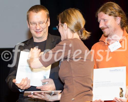  (c) fotodienst/Anna Rauchenberger - Wien, am 01.05.2012 – Die SozialMarie, ein Preis, der soziale Innovation auszeichnet, wurde heuer zum achten Mal  von der Unruhe Privatstiftung vergeben. Auch diesmal bewarben sich Teilnehmer aus Österreich sowie aus dem benachbarten Ausland um den begehrten Preis. FOTO Übergabe von Urkunden und Blumen an die Gewinner der 1000-Euro-Preise: