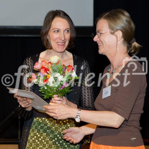  (c) fotodienst/Anna Rauchenberger - Wien, am 01.05.2012 – Die SozialMarie, ein Preis, der soziale Innovation auszeichnet, wurde heuer zum achten Mal  von der Unruhe Privatstiftung vergeben. Auch diesmal bewarben sich Teilnehmer aus Österreich sowie aus dem benachbarten Ausland um den begehrten Preis. FOTO Übergabe von Urkunden und Blumen an die Gewinner der 1000-Euro-Preise: