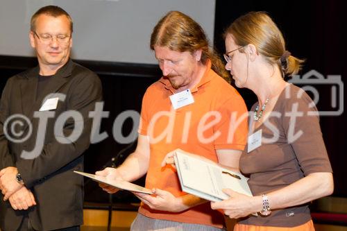  (c) fotodienst/Anna Rauchenberger - Wien, am 01.05.2012 – Die SozialMarie, ein Preis, der soziale Innovation auszeichnet, wurde heuer zum achten Mal  von der Unruhe Privatstiftung vergeben. Auch diesmal bewarben sich Teilnehmer aus Österreich sowie aus dem benachbarten Ausland um den begehrten Preis. FOTO Übergabe von Urkunden und Blumen an die Gewinner der 1000-Euro-Preise: