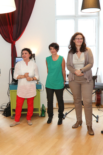  (c) fotodienst/Katharina Schiffl - Wien, am 28.07.2013 - Die biak (bildungsakademie) feiert ihr erstes Jahr mit Studierenden, Lehrenden, Freunden und Partnern aus Wirtschaft und Politik. FOTO Studierende Fatmé Khalil-Hammout, Gründerin DSP Kerstin Wo?rz & Dr. Tosca Wendt: