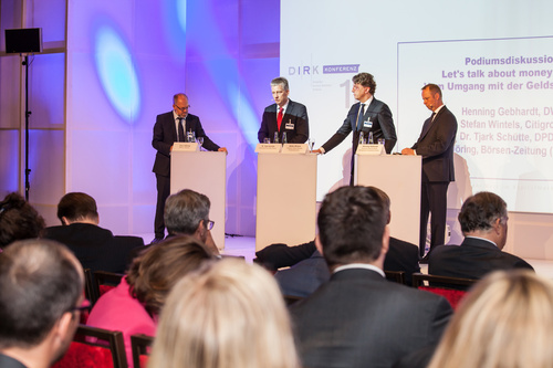 Foto: Moderator, Claus Döring, Börsen Zeitung; Dr. Tjark Schütte, Deutsche Post DHL Group; Stefan Wintels, Citigroup Global Markets; Henning Gebhardt, DWS