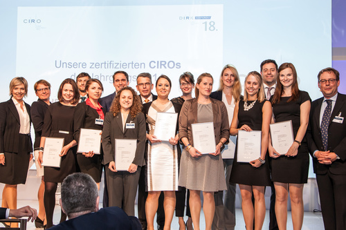 Im Rahmen der DIRK-Gala wurden Dienstag abend, 2. Juni, in Frankfurt die Deutschen Investor Relations Preise 2015 vergeben. Im Bild: zertifizierte CIROs - Jahrgang 2014 (Certified Investor Relations Officer) - Studiengang des DIRK