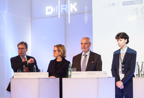Nach einer optimistischen Keynote zur Digitalisierung von GE Power Conversion CEO Stephan Reimelt diskutierte eine hochkarätige Podiumsrunde auf dem Deutschen Investor Relations Kongress (DIRK) über die Aussichten einer Börsenfusion von Frankfurt und London, mit durchaus unterschiedlichen Ansichten. V.l.n.r. Kay Bommer (DIRK), Kirsten Kistermann-Christophe (Société Générale), Hans Richard Schmitz (Hamborner Reit), Hauke Stars (Deutsche Börse).