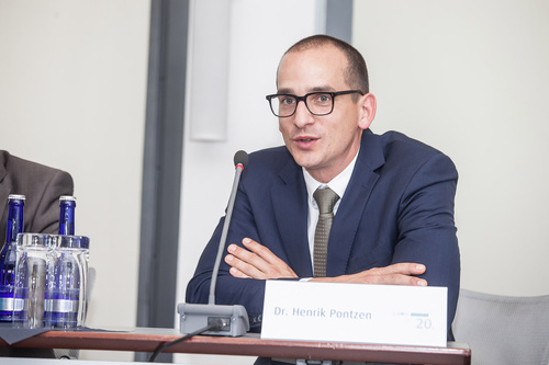 Podiumsdiskussion: Von ethischen Richtlinien und ehrbaren Kaufleuten. Im Bild: Dr. Henrik Pontzen, HSBC Trinkhaus & Burkhardt AG