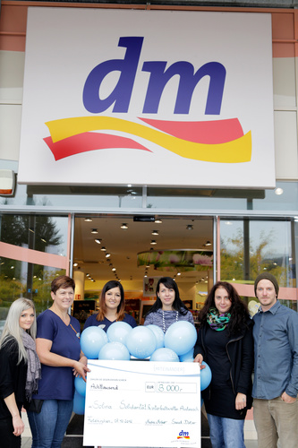 Die dm Filiale Feldkirchen veranstaltete einen Flohmarkt zugunsten ihres (miteinander)-Projekts SOLINA. Auf die Kunden warteten tolle Produkte aus dem dm Sortiment. Der Erlös kam gänzlich SOLINA zugute. 
Im Zuge dessen wurde SOLINA, von dm -Drogeriemarkt auch ein Scheck in Höhe von 8.000 Euro überreicht. Die Freude war groß.