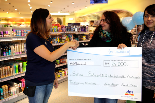 Die dm Filiale Feldkirchen veranstaltete einen Flohmarkt zugunsten ihres (miteinander)-Projekts SOLINA. Auf die Kunden warteten tolle Produkte aus dem dm Sortiment. Der Erlös kam gänzlich SOLINA zugute. 
Im Zuge dessen wurde SOLINA, von dm -Drogeriemarkt auch ein Scheck in Höhe von 8.000 Euro überreicht. Die Freude war groß.