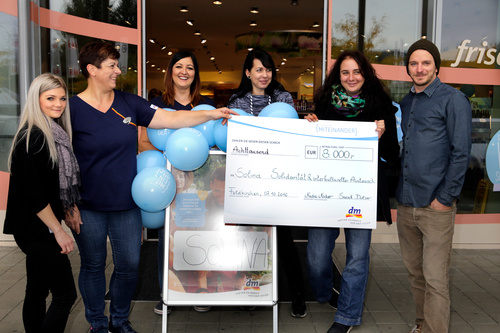 Die dm Filiale Feldkirchen veranstaltete einen Flohmarkt zugunsten ihres (miteinander)-Projekts SOLINA. Auf die Kunden warteten tolle Produkte aus dem dm Sortiment. Der Erlös kam gänzlich SOLINA zugute. 
Im Zuge dessen wurde SOLINA, von dm -Drogeriemarkt auch ein Scheck in Höhe von 8.000 Euro überreicht. Die Freude war groß.