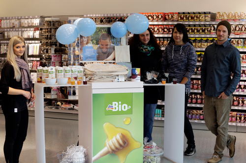 Die dm Filiale Feldkirchen veranstaltete einen Flohmarkt zugunsten ihres (miteinander)-Projekts SOLINA. Auf die Kunden warteten tolle Produkte aus dem dm Sortiment. Der Erlös kam gänzlich SOLINA zugute. 
Im Zuge dessen wurde SOLINA, von dm -Drogeriemarkt auch ein Scheck in Höhe von 8.000 Euro überreicht. Die Freude war groß.