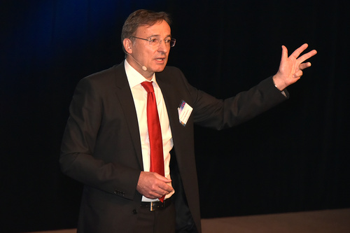 Das 11. ÖVM-Forum des Österr. Versicherungsmaklerrings wurde am 11. April 2018 im Linzer Design-Center mit über 600 Teilnehmer/innen eröffnet. Im Bild: Der Grazer Rechtsanwalt Walter Niederbichler.
