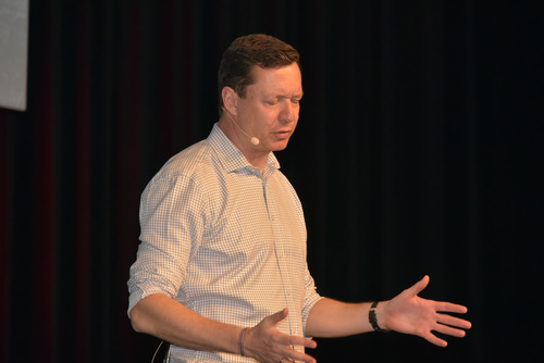 Im Linzer Design Center wurden am Mittwoch abend die Assekuranz Award Austria (AAA) Preisträger 2018 ausgezeichnet. Im Bild: Der Kabarettist Alex Kristan.