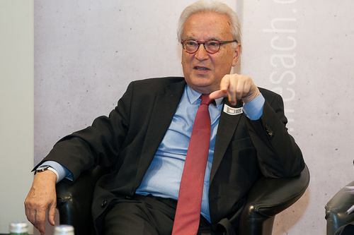 Denk.Raum.Fresach, PEN-Club Austria und Club Carinthia haben das Programm der Europäischen Toleranzgespräche 2016 am 3. November in der Wiener Direktion der BKS-Bank vorgestellt. Mehr als 30 internationale Autor/innen, Wissenschafter/innen und Ökonomen werden vom 11. bis 14. Mai in Fresach über die Grenzen Europas, Menschenrechte und die Folgen des Klimawandels diskutieren. Im Bild: Fresach-Präsident Hannes Swoboda.