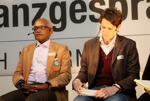 Der große afrikanische Dichter und Bürgerrechtler Enoh Meyomesse aus Kamerun kam am 15. November 2015 zu einer Literarischen Matinée ins Toleranzzentrum Fresach (Kärnten). Er wurde erst im Frühjahr aus der Haft entlassen. Begleitet wurde er von den Lyrikerinnen Philo Ikonya aus Kenya und Ishraga Mustafa Hamid aus dem Sudan. Im Bild: Enoh Meyomesse, Thomas Cik (Kleine Zeitung).