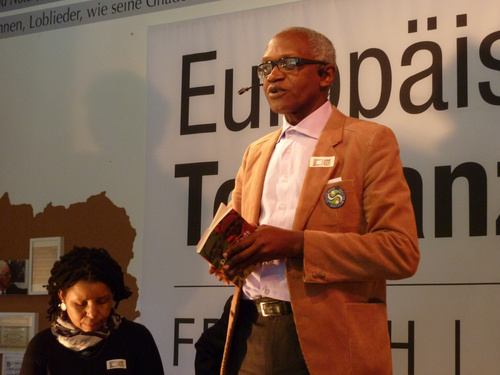 Der große afrikanische Dichter und Bürgerrechtler Enoh Meyomesse aus Kamerun kam am 15. November 2015 zu einer Literarischen Matinée ins Toleranzzentrum Fresach (Kärnten). Er wurde erst im Frühjahr aus der Haft entlassen. Begleitet wurde er von den Lyrikerinnen Philo Ikonya aus Kenya und Ishraga Mustafa Hamid aus dem Sudan.