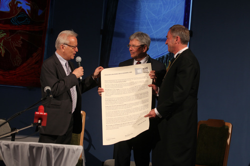 V.l.n.r.: Dr. Hannes Swoboda (Präsident Denk.Raum.Fresach), Landeshauptmann Dr. Peter Kaiser und Mag. Manfred Sauer (Evang. Superintendent von Kärnten und Osttirol)