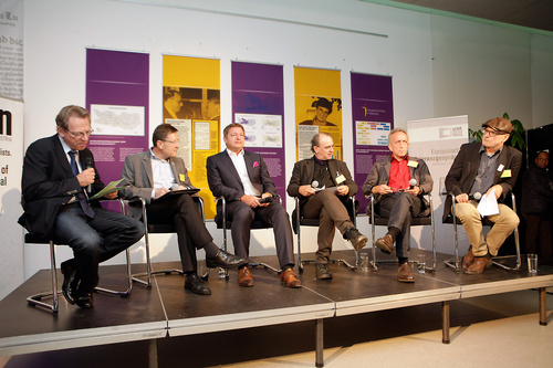 Im Bild: Mag. Jochen Bendele (Kleine Zeitung) und Mag. Dr. Hubert Stotter (Diakonie de la Tour), Günther Albel (Bgm. Villach), Mag. Hans-Peter Premur (Pfarre Krumpendorf), Serafettin Yildiz (Autor) und Univ.Prof. Dr. Harald Kollegger (Neurologe und Autor)