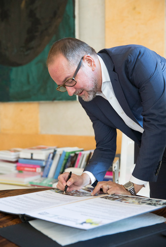 Am 24. August 2017 unterschrieb Kanzleramtsminister Thomas Drozda (im Bild) die 