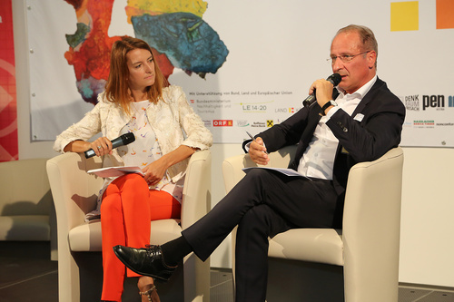 Der Wirtschatsforum der Europäischen Toleranzgespräche in Fresach befasste sich mit den Themen Ausverkauf von Grund und Boden die Folgen, Abwanderung und Digitalisierung als Chance für die Region. Im Bild: ORF-Moderatorin Sonia Sagmeister mit dem Vorstandsvorsitzenden der Österr. Hagelversicherung, Dr. Kurt Weinberger.