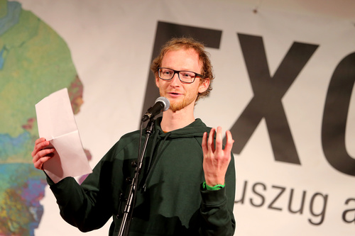 Mit dem traditionellen Poetry Slam wurden die 6. Europäischen Toleranzgespräche im Kärntner Bergdorf Fresach abgeschlossen. Im Bild: Florian Supé aus Graz.