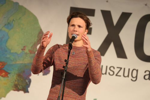 Mit dem traditionellen Poetry Slam wurden die 6. Europäischen Toleranzgespräche im Kärntner Bergdorf Fresach abgeschlossen. Im Bild: Finalist Felix Erlach.