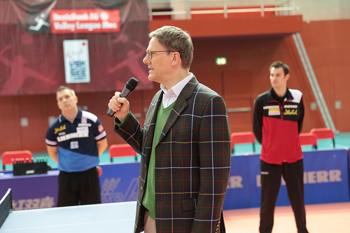 Der mehrfache Paralympics-Sieger und Weltmeister im Tischtennis, Jochen Wollmert aus Wuppertal, gab anlässlich der Europäischen Toleranzgespräche in Klagenfurt ein Gastspiel. Im Bild ORF-Reporter Tono Hönigmann.