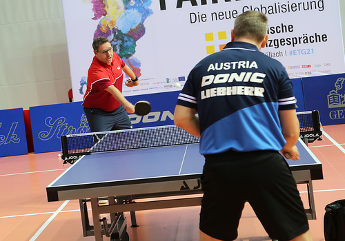 Der mehrfache Paralympics-Sieger und Weltmeister im Tischtennis, Jochen Wollmert aus Wuppertal, gab anlässlich der Europäischen Toleranzgespräche in Klagenfurt ein Gastspiel. Im Bild mit Gegner Krisztian Gardos.