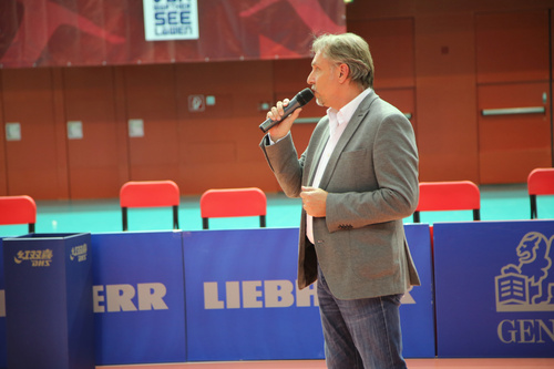 Der mehrfache Paralympics-Sieger und Weltmeister im Tischtennis, Jochen Wollmert aus Wuppertal, gab anlässlich der Europäischen Toleranzgespräche in Klagenfurt ein Gastspiel. Im Bild: KTTV-Präsident Hubert Dobrounig.