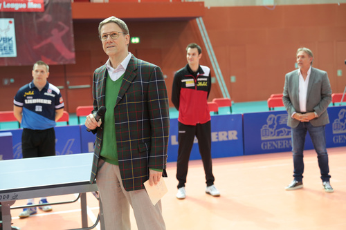 Der mehrfache Paralympics-Sieger und Weltmeister im Tischtennis, Jochen Wollmert aus Wuppertal, gab anlässlich der Europäischen Toleranzgespräche in Klagenfurt ein Gastspiel. im Bild: ORF-Moderator Tono Hönigmann.