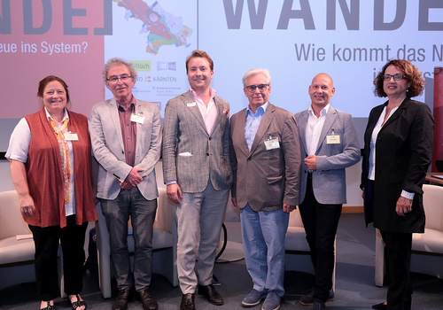 Das Tourismusforum Villach 2022 war dem Generalthema WANDEL in all seinen Facetten gewidmet, in vier Panels wurden die Auswirkungen und möglichen Rezepte des Klimawandels, des Generationen- und des Systemwandels auf die Reisebranche diskutiert. Im Bild: Tourismusseelsorgerin Regina Leimer, Reisephilosoph Peter Vollbrecht, Verleger Albert Eibl, Freizeitforscher Peter Zellmann, Pilgerexperte Roland Stadler und Unternehmensberaterin Maria Radinger.