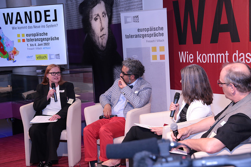 Das Europaforum der Europäischen Toleranzgespräche 2022 beschäftigte sich mit der Demokratieentwicklung, dem Nachbarschaftsverhältnis zu Russland und China sowie dem Stand des interreligiösen Dialogs. Im Bild: Religionswissenschafterin Ulrika E. Auga, Islamwissenschafter Ahmad Milad Karimi, Moderatorin Mathilde Schwabeneder und Bischofsvikar Hans-Peter Premur.