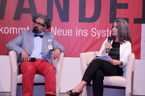 Das Europaforum der Europäischen Toleranzgespräche 2022 beschäftigte sich mit der Demokratieentwicklung, dem Nachbarschaftsverhältnis zu Russland und China sowie dem Stand des interreligiösen Dialogs. Im Bild: Islamwissenschafter Ahmad Milad Karimi, Moderatorin Mathilde Schwabeneder.