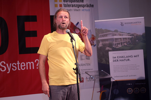 Mit dem traditionellen Poetry Slam wurden die Europäischen Toleranzgespräche 2022 Freitrag abend abgeschlossen. Neun Poet*innen traten an, im Bild: Klaus Lederwasch aus Graz.