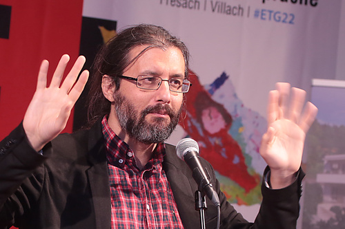 Mit dem traditionellen Poetry Slam wurden die Europäischen Toleranzgespräche 2022 Freitrag abend abgeschlossen. Neun Poet*innen traten an, das Finale entschied die Wienerin Katharina Wenty für sich. Im Bild: Der geniale in Turin lebende Wortakrobat aus Sardinien/Italien, Sergio Garau.