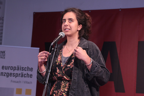 Mit dem traditionellen Poetry Slam wurden die Europäischen Toleranzgespräche 2022 Freitrag abend abgeschlossen. Neun Poet*innen traten an, im Bild: Shafia Khawaja aus Wien.