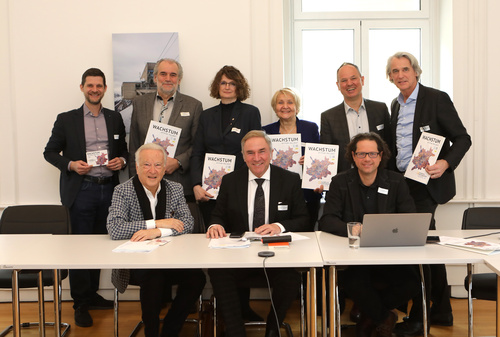 Das Programm der Europäischen Toleranzgespräche 2023 wurde am Dienstag 28. Februar im Spiegelsaal der Landesregierung in Klagenfurt vorgestellt. Im Bild: Mitglieder des Denk.Raum.Fresach-Vorstands und Rechnungsprüfer.