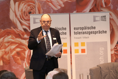 Mit einem Ethikgespräch von EKD-Vorsitzendem a.D. Nikolaus Schneider (im Bild) und ORF-Redakteurin Renata Schmidtkunz wurden die Europäischen Toleranzgespräche 2023 in Villach eröffnet.