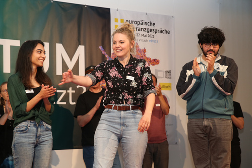 Poetry Slam der Europäischen Toleranzgespräche am 26. Mai 2023 in Fresach. Im Bild: Die Sieger Erini Kalta, Estha Sackl, Muhammed Dumanli.