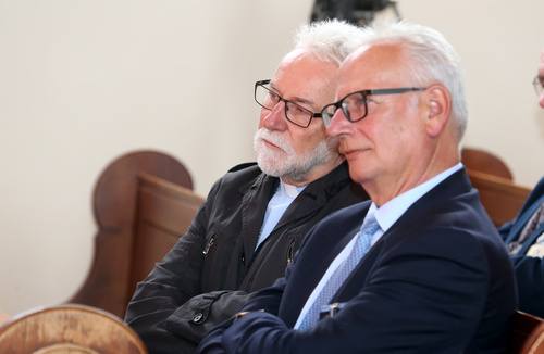 Volles Haus in Fresach: Die 10. Europ. Toleranzgespräche wurden am Donnerstag in der evangelischen Kirche feierlich eröffnet und danach im Toleranzmuseum fortgesetzt. Im Bild: Diözesanbischof Josef Marketz und Landtagspräsident Reinhart Rohr.