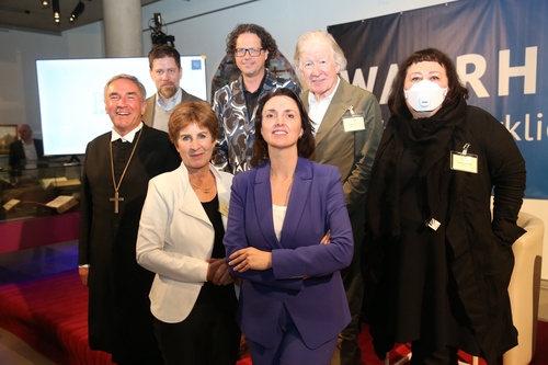 Volles Haus in Fresach: Die 10. Europ. Toleranzgespräche wurden am Donnerstag in der evangelischen Kirche feierlich eröffnet und danach im Toleranzmuseum fortgesetzt. V.l.n.r. Antonia Gössinger (Kleine Zeitung), Matthew Karnitschnig (Politico), Susanne Schnabl (ORF), Armin Thurnher (Falter) und Julya Rabinowich (Autorin) mit Manfred Sauer und Roland Gruber vom Denk.Raum.Fresach.