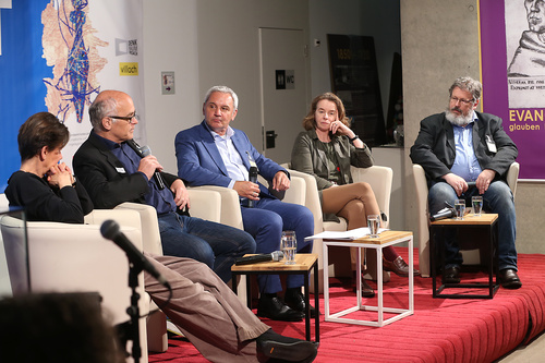 Volles Haus in Fresach: Die 10. Europ. Toleranzgespräche wurden am Donnerstag in der evangelischen Kirche feierlich eröffnet und danach im Toleranzmuseum fortgesetzt. Im Bild v.l.n.r. Philosophin Alice Pechriggl, Demokratieforscher Günther Ogris, Peter Fritz (ORF), Medienethikerin Larissa Krainer und Informatik-Philosoph Peter Reichl.