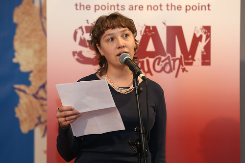 Mit dem traditionellen Poetry Slam gingen die Europäischen Toleranzgespräche Freitag abend ins Finale. Im Bild: Leonie May.