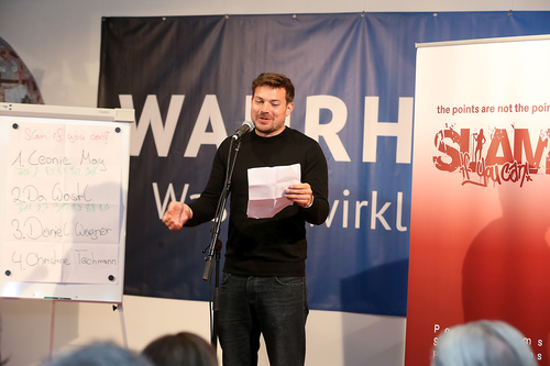 Mit dem traditionellen Poetry Slam gingen die Europäischen Toleranzgespräche Freitag abend ins Finale. Im Bild: Daniel Wagner aus Lörrach.