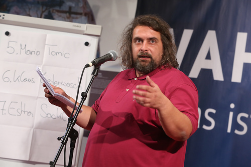 Mit dem traditionellen Poetry Slam gingen die Europäischen Toleranzgespräche Freitag abend ins Finale. Im Bild: Mario Tomic aus Graz.