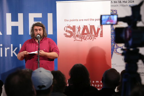Mit dem traditionellen Poetry Slam gingen die Europäischen Toleranzgespräche Freitag abend ins Finale. Im Bild: Mario Tomic aus Graz.
